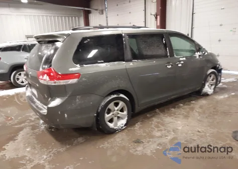 2011 Toyota Sienna Le V6 z USA, uszkodzony, nr VIN 5TDKK3DC9BS098860